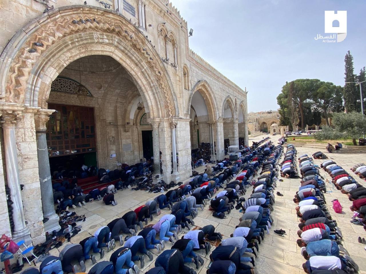 الآلاف يؤدون صلاة الجمعة الأخيرة قبل حلول شهر رمضان في ساحات ومصليات المسجد الأقصى المبارك 12.jpg