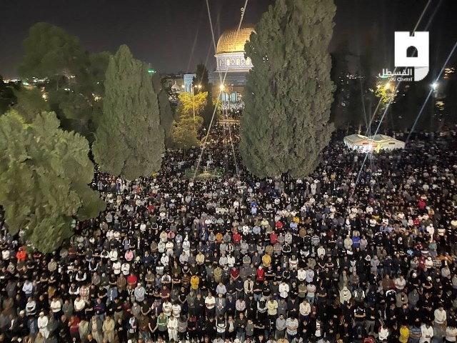 أعداد غفيرة تحيي ليلة القدر في رحاب المسجد الأقصى