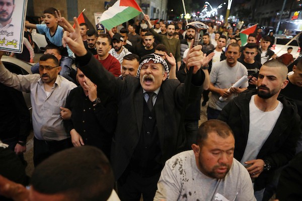 مسيرة ليلية تضامنا مع الاسرى في السجون الإسرائيلية في يوم الاسير الفلسطيني في مدينة الخليل