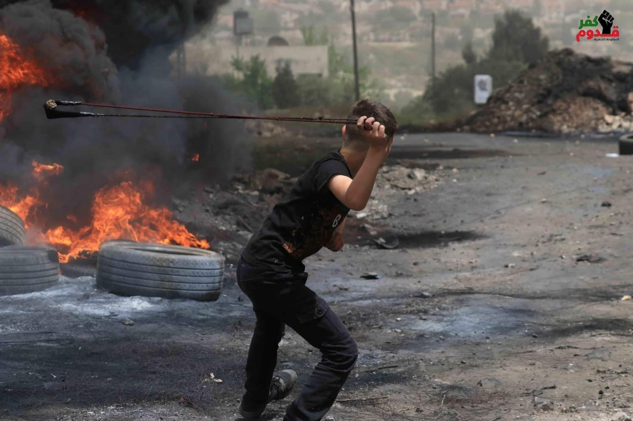 المواجهات التي اندلعت بين الشبان وقوات الاحتلال في قرية كفر قدوم شرق قلقيلية 3.jpg