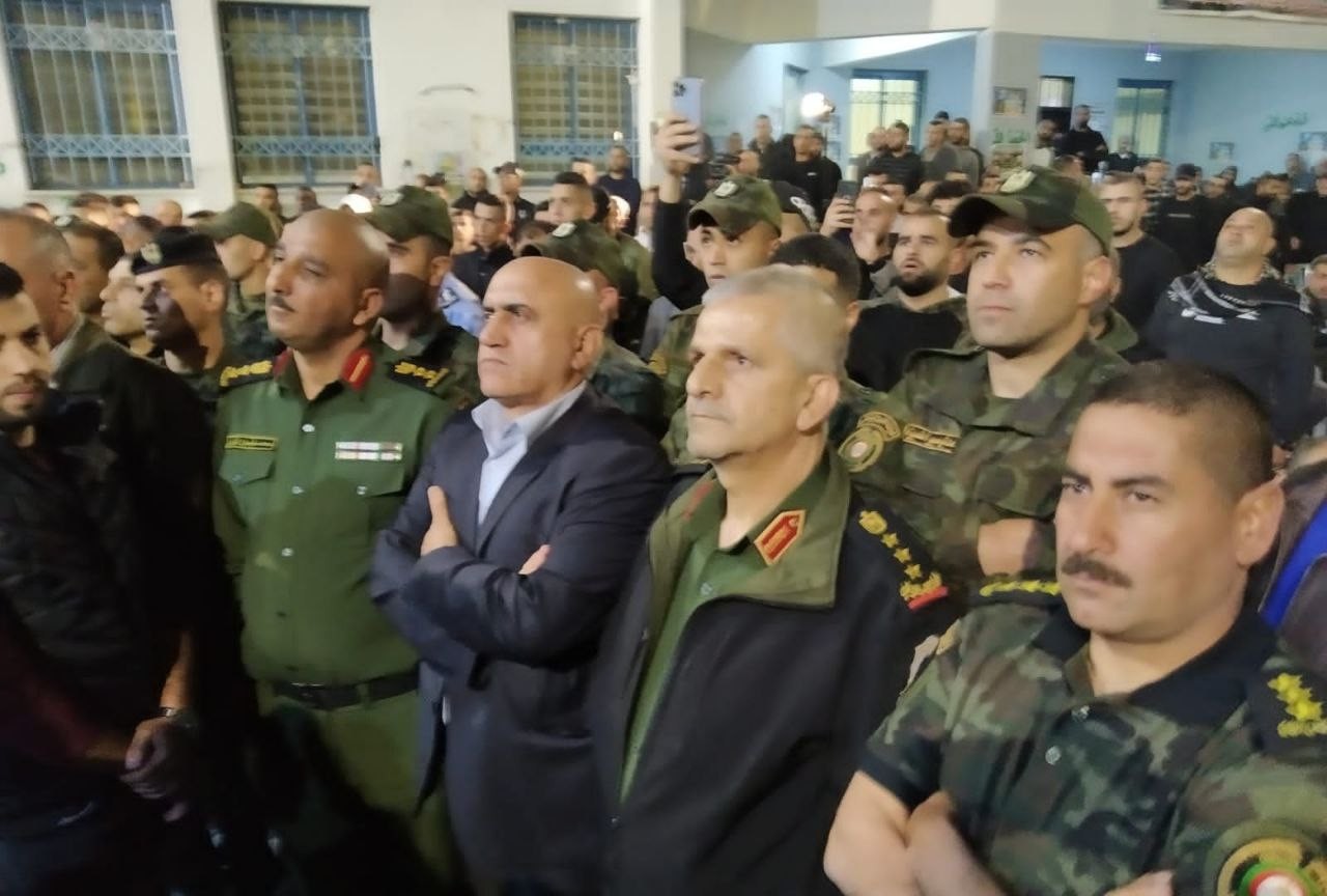 محافظ جنين وقادة الأجهزة الأمنية الفلسطينية أثناء زيارة خيمة عزاء منفذ عملية تل أبيب رعد حازم   1.jpg