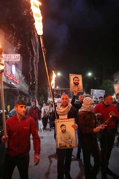 مسيرة ليلية تضامنا مع الاسرى في السجون الإسرائيلية في يوم الاسير الفلسطيني في مدينة الخليل
