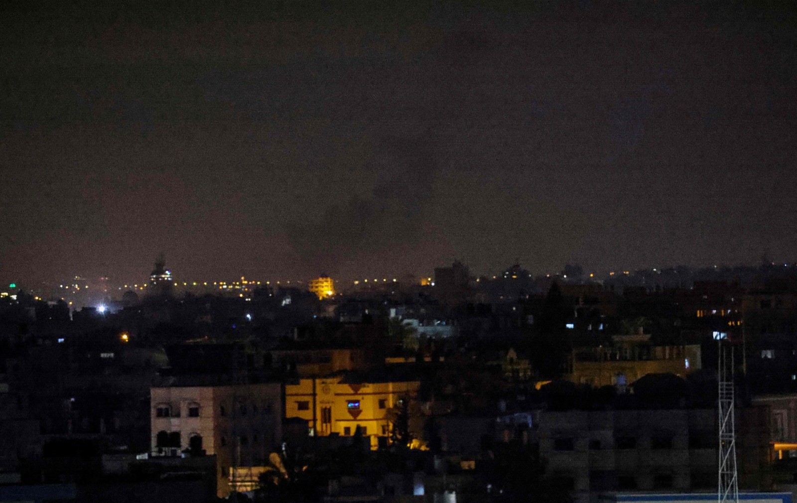صور من صواريخ القبة الحديدية في سماء قطاع غزة وقصف البريج .. تصوير.. الفرنسية 6.jpg