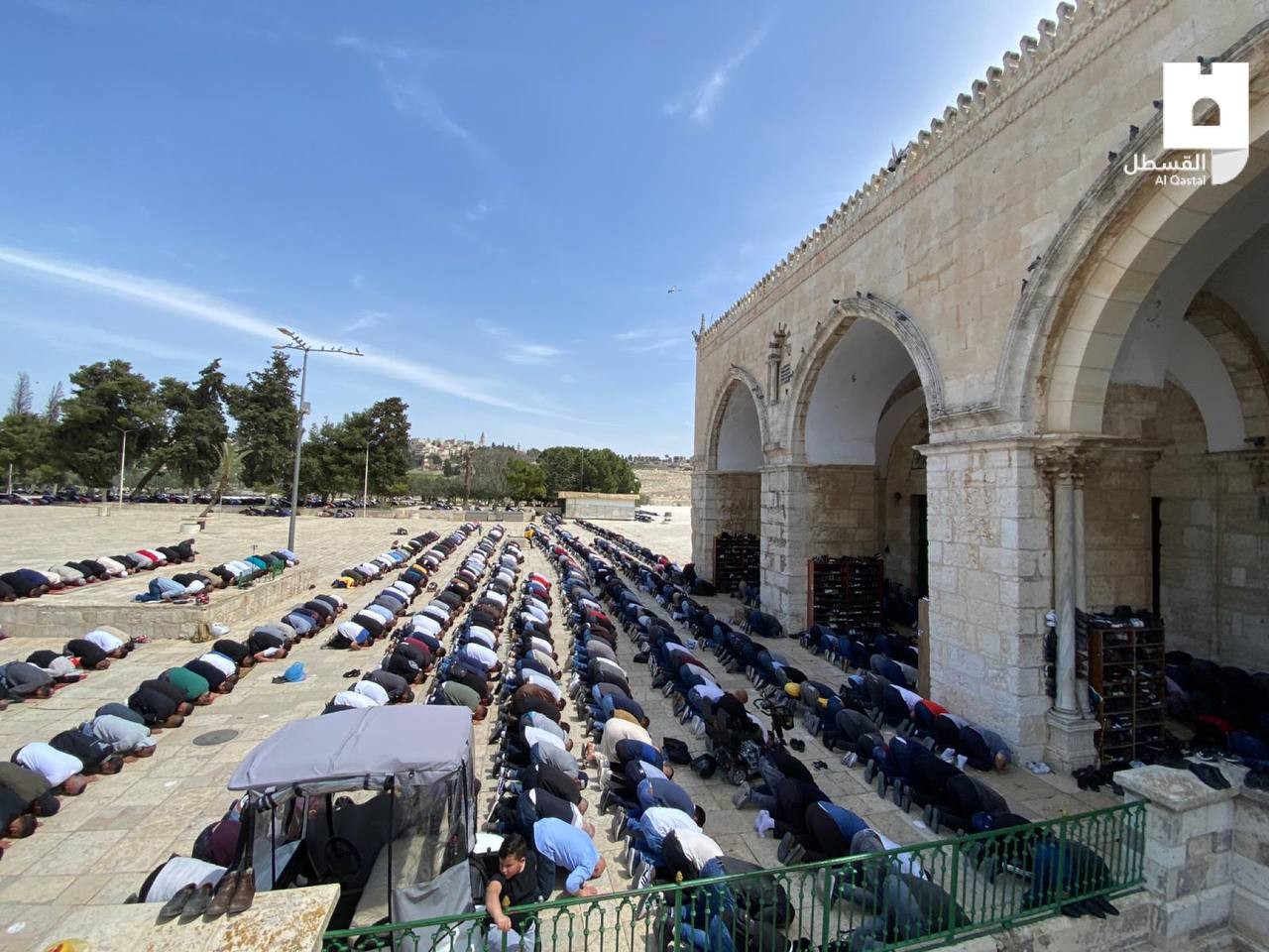 الآلاف يؤدون صلاة الجمعة الأخيرة قبل حلول شهر رمضان في ساحات ومصليات المسجد الأقصى المبارك 9.jpg