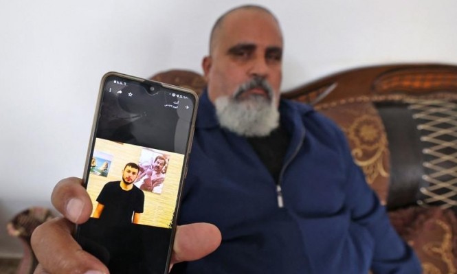 عم رعد حازم يظهر صورته على هاتفه المحمول في جنين، اليوم (AFP via Getty Images).jpg
