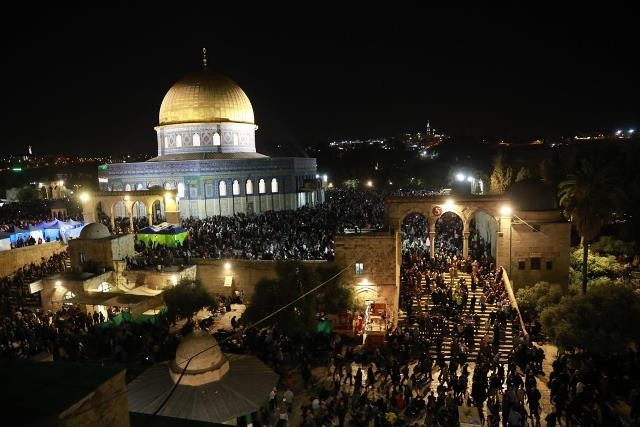 أعداد غفيرة تحيي ليلة القدر في رحاب المسجد الأقصى