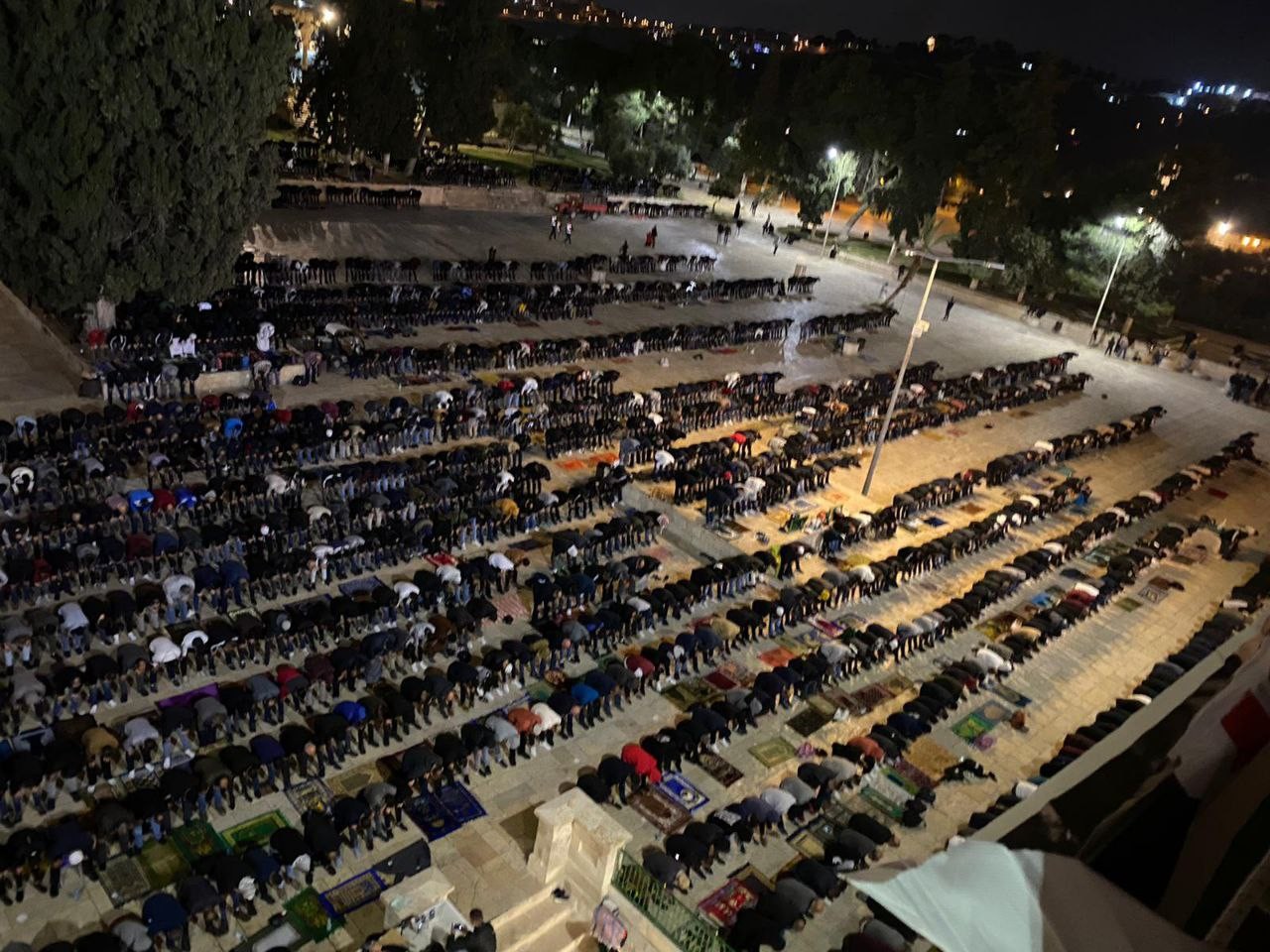 آلاف المصلين يؤدون صلاتي العشاء والتراويح في الجمعة الأولى من شهر رمضان بالمسجد الأقصى.jpg