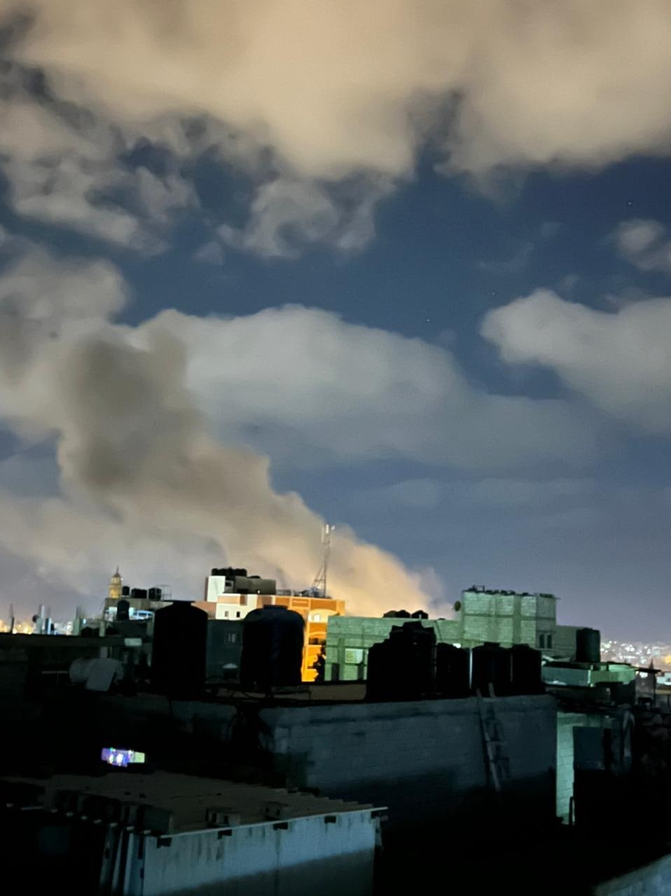 تصاعد الدخان من الموقع الذي استهدفت وسط قطاع غزة.jpg