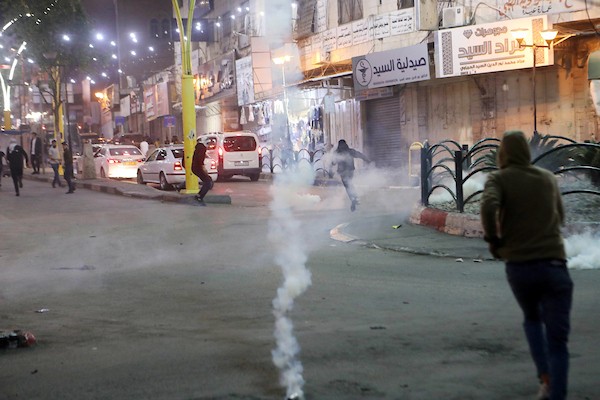 مواجهات بين المتظاهرين الفلسطينيين وقوات الاحتلال الإسرائيلي عقب مسيرة إسناد للأسرى في يوم الاسير الفلسطيني في مدينة الخليل