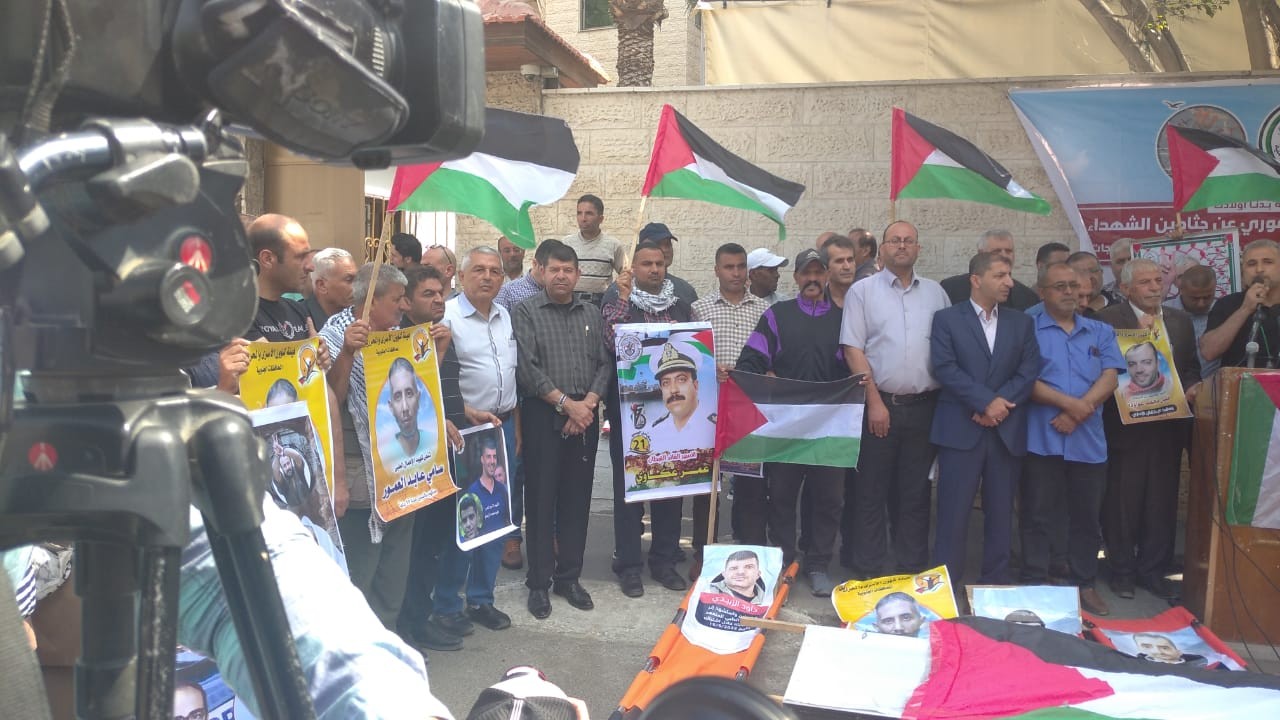 التجمع الفلسطيني للوطن و الشتات في وقفة مطالبة بالإفراج عن الأسرى  الشهداء لدى الإحتلال 1.jpg