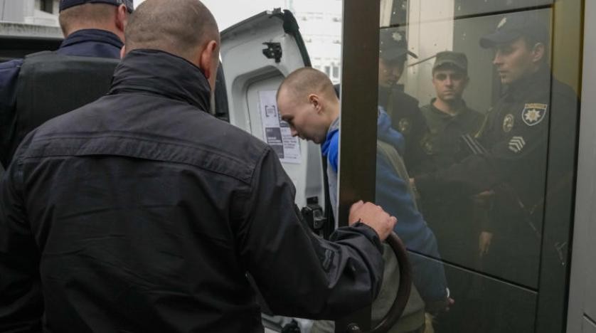 قائد الدبابة الروسي فاديم شيشيمارين خلال وصوله إلى المحكمة في كييف (أ.ب).jpg