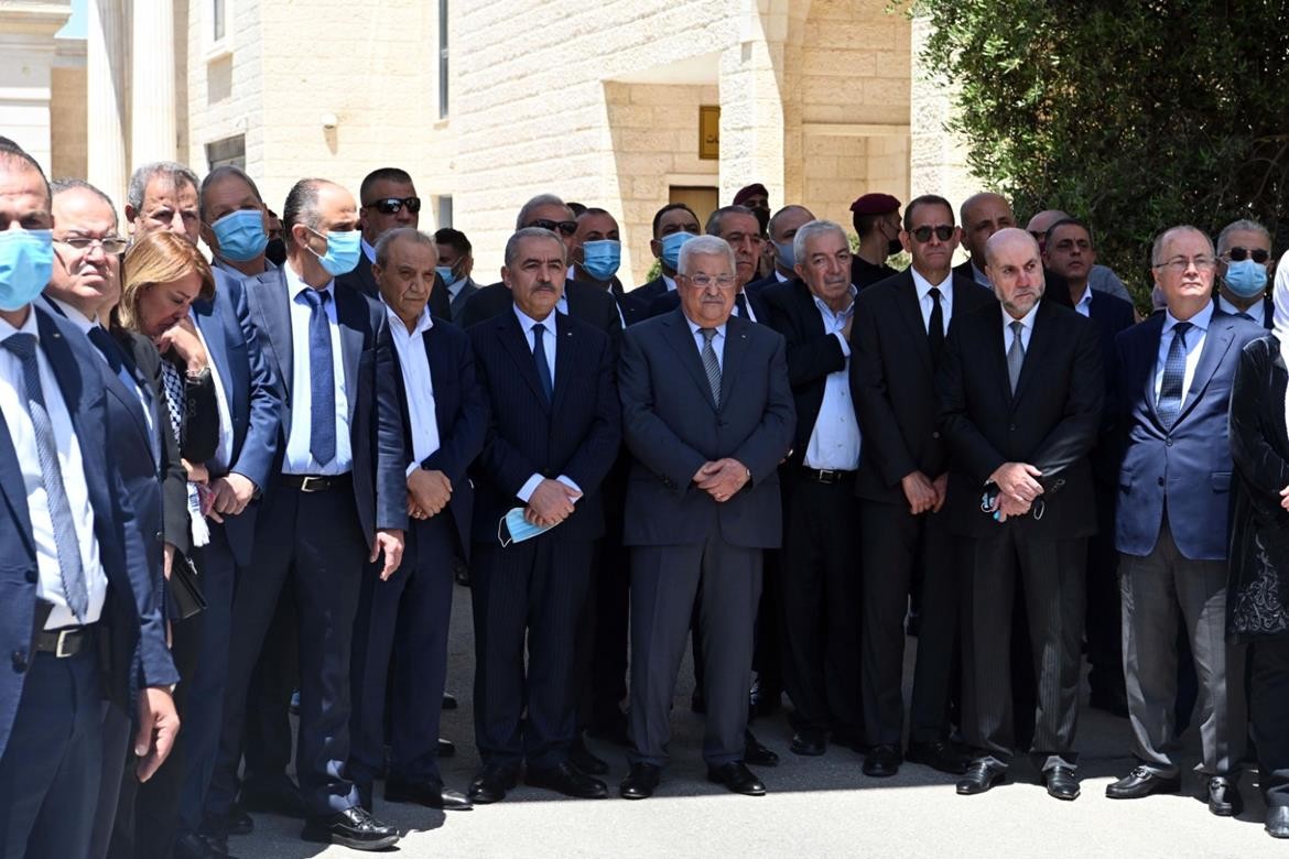الرئيس محمود عباس، اثناء وداع جثمان الزميلة الشهيدة شيرين ابو عاقلة في مقر الرئاسة