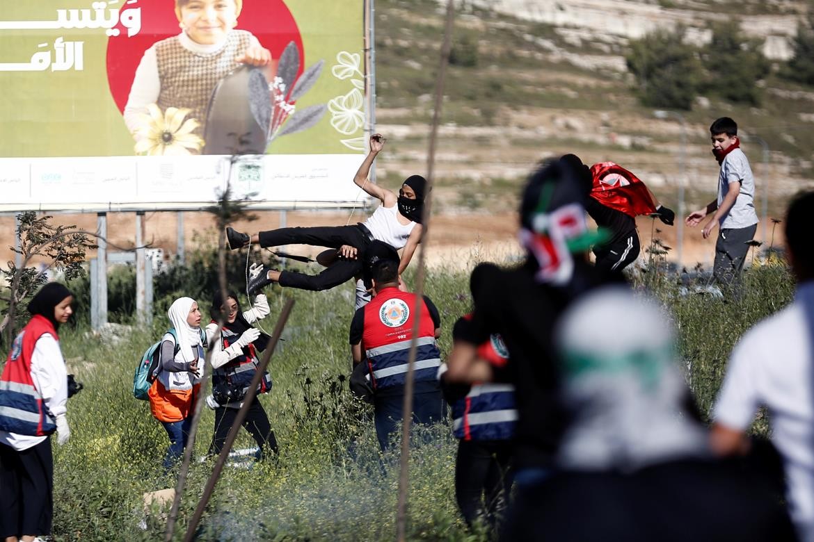 مواجهات بين الشبان وجيش الاحتلال على المدخل الشمالي لمدينة البيرة