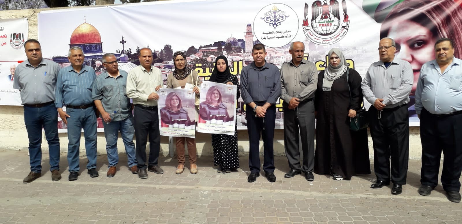الوقفة التضامنية مع الشهيدة شيرين أبو عاقلة في ساحة كنيسة القديس برفيريوس للروم الأرثوذكس بغزة 1.jpg