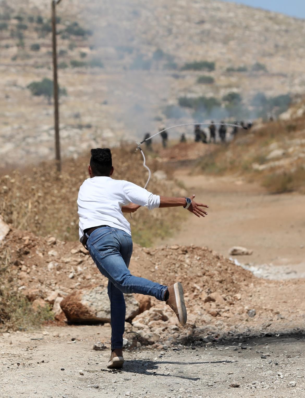 مواجهات بين الشبان وجنود الاحتلال خلال مسيرة مناهضة للاستيطان في بيت دجن شرق نابلس