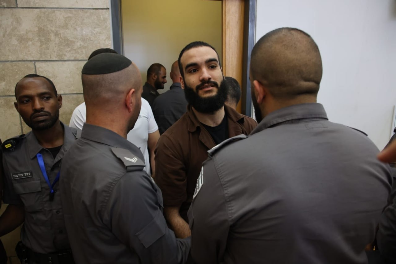 أسرى نفق الحرية من داخل قاعة المحكمة في الناصرة 2.jpg