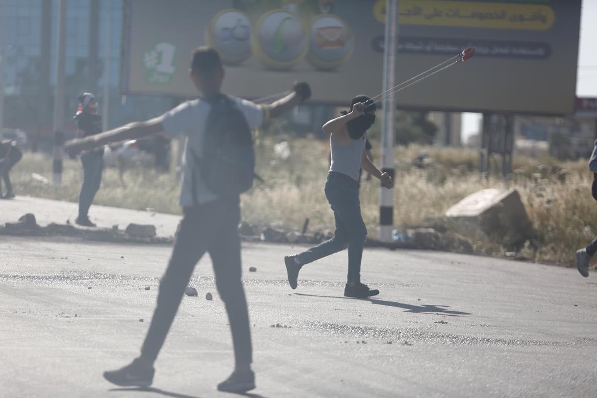 مواجهات بين الشبان وجيش الاحتلال على المدخل الشمالي لمدينة البيرة