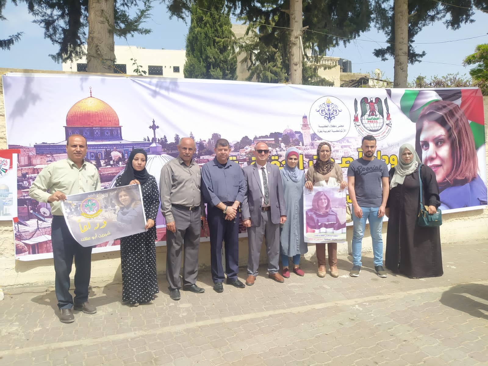 الوقفة التضامنية مع الشهيدة شيرين أبو عاقلة في ساحة كنيسة القديس برفيريوس للروم الأرثوذكس بغزة 2.jpg