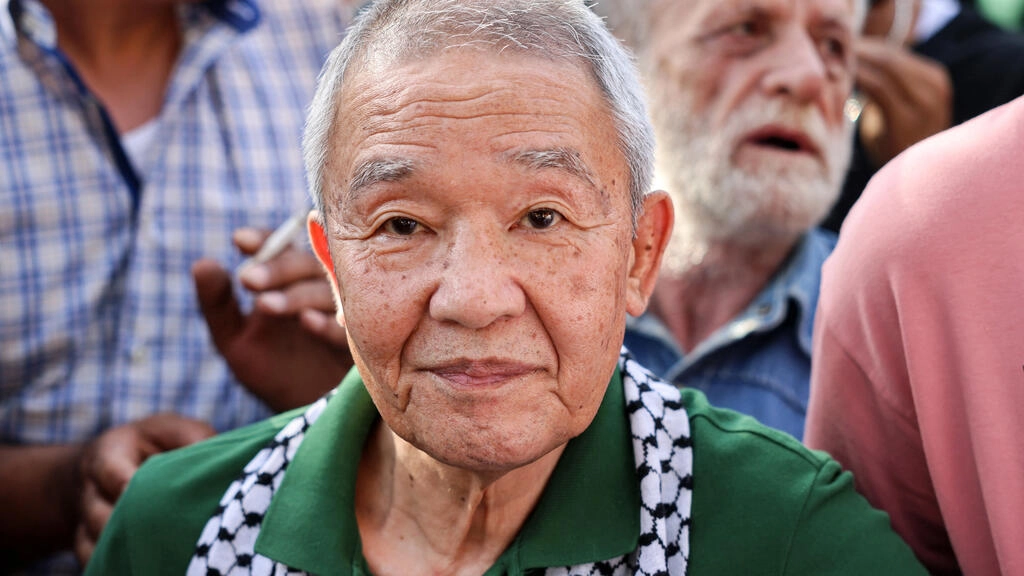 كوزو أوكاموتو (74 عاماً)، الناجي الوحيد بين المنفذين الثلاثة لعملية مطار اللد في إسرائيل التي وقعت في 30 أيار/مايو 1972، مشاركا في ذكرى إحياء الهجوم التي نظمتها فصائل فلسطينية في بيروت في 30 أيار/مايو 2022 جوزف عيد ا ف ب