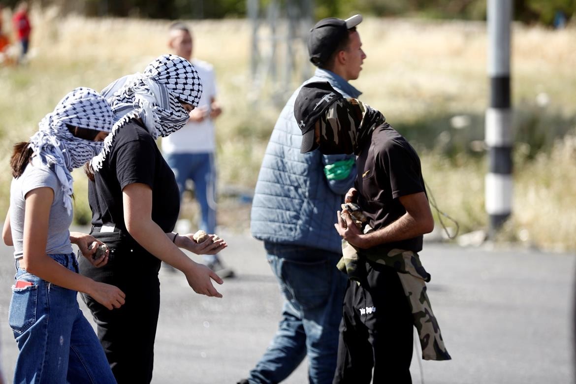 مواجهات بين الشبان وجيش الاحتلال على المدخل الشمالي لمدينة البيرة