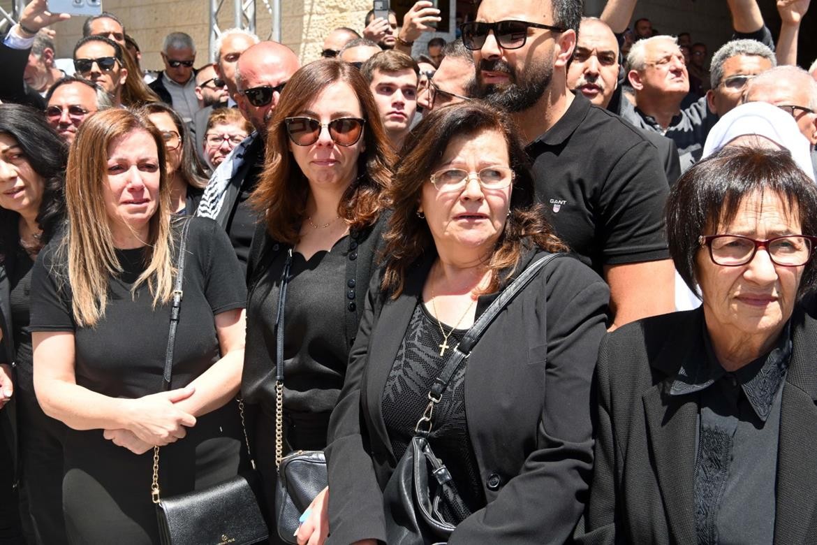 الرئيس محمود عباس، اثناء وداع جثمان الزميلة الشهيدة شيرين ابو عاقلة في مقر الرئاسة