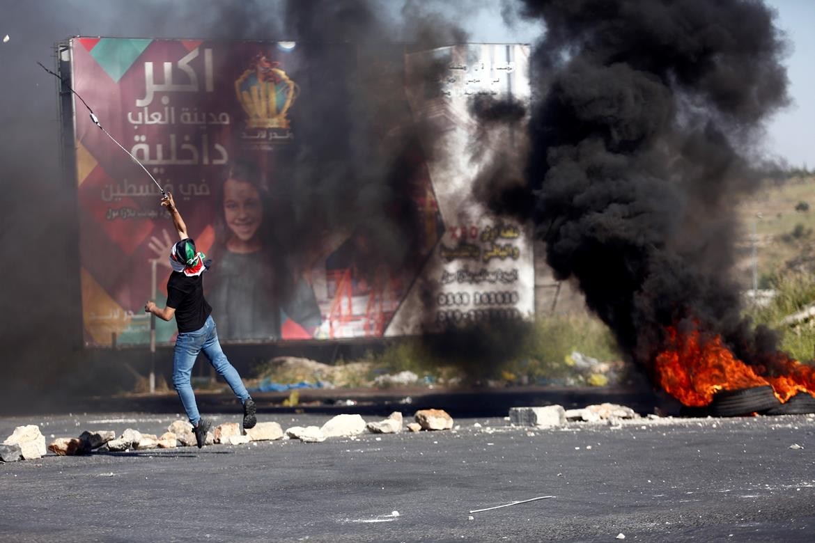 مواجهات بين الشبان وجيش الاحتلال على المدخل الشمالي لمدينة البيرة