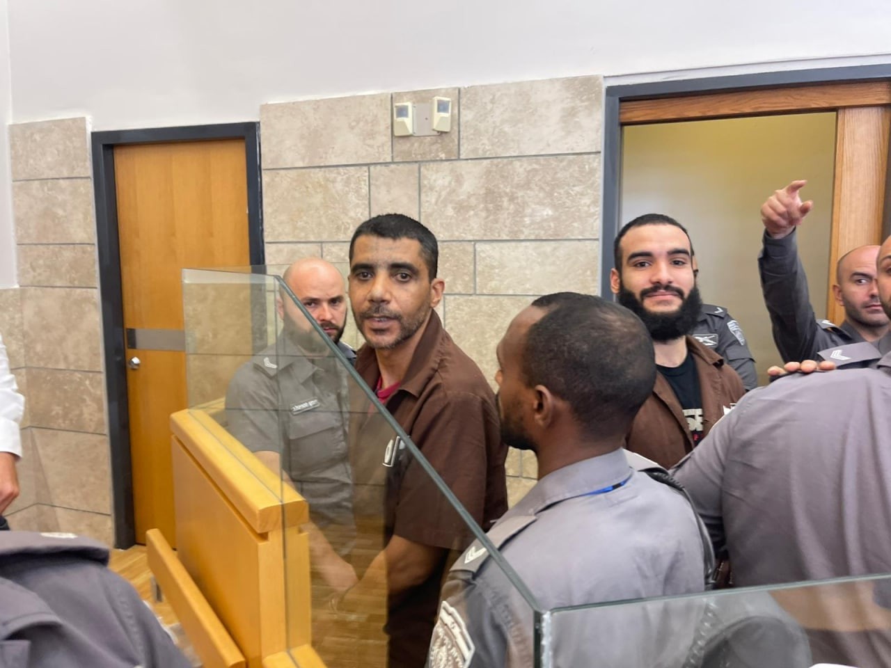 أسرى نفق الحرية من داخل قاعة المحكمة في الناصرة.jpg