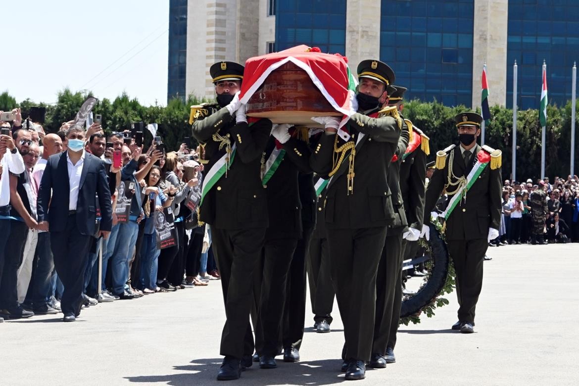 الرئيس محمود عباس، اثناء وداع جثمان الزميلة الشهيدة شيرين ابو عاقلة في مقر الرئاسة