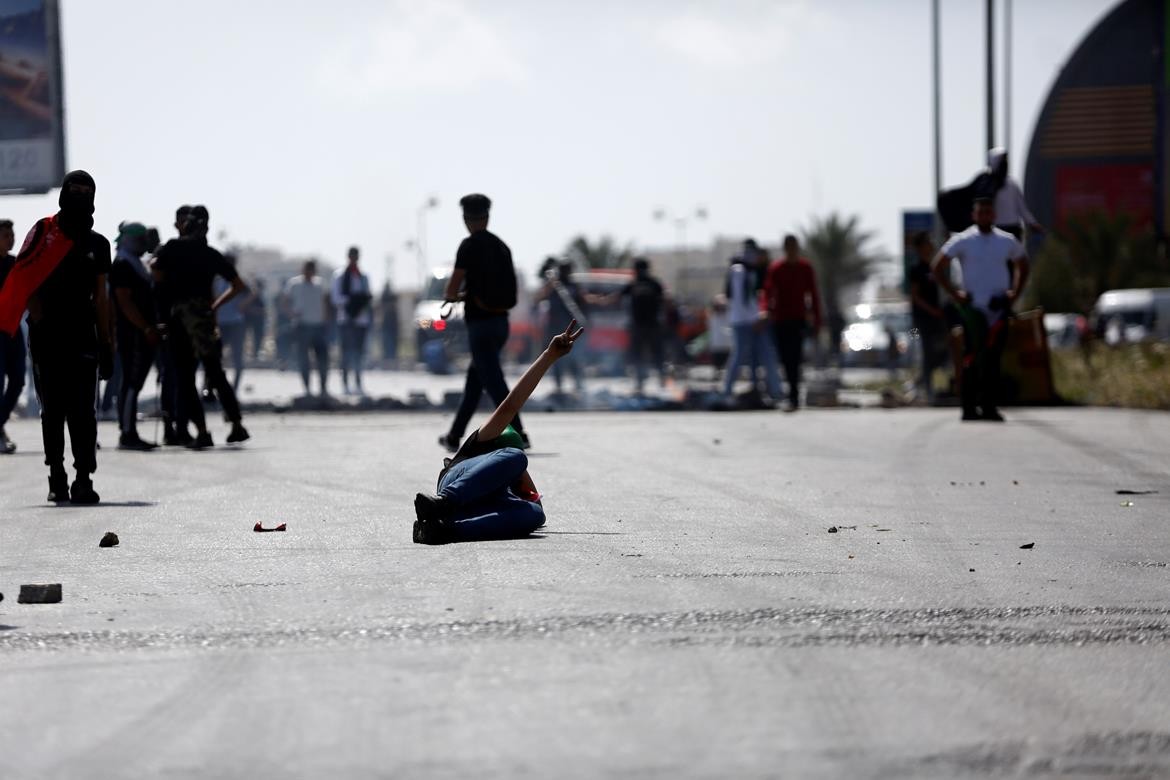 مواجهات بين الشبان وجيش الاحتلال على المدخل الشمالي لمدينة البيرة