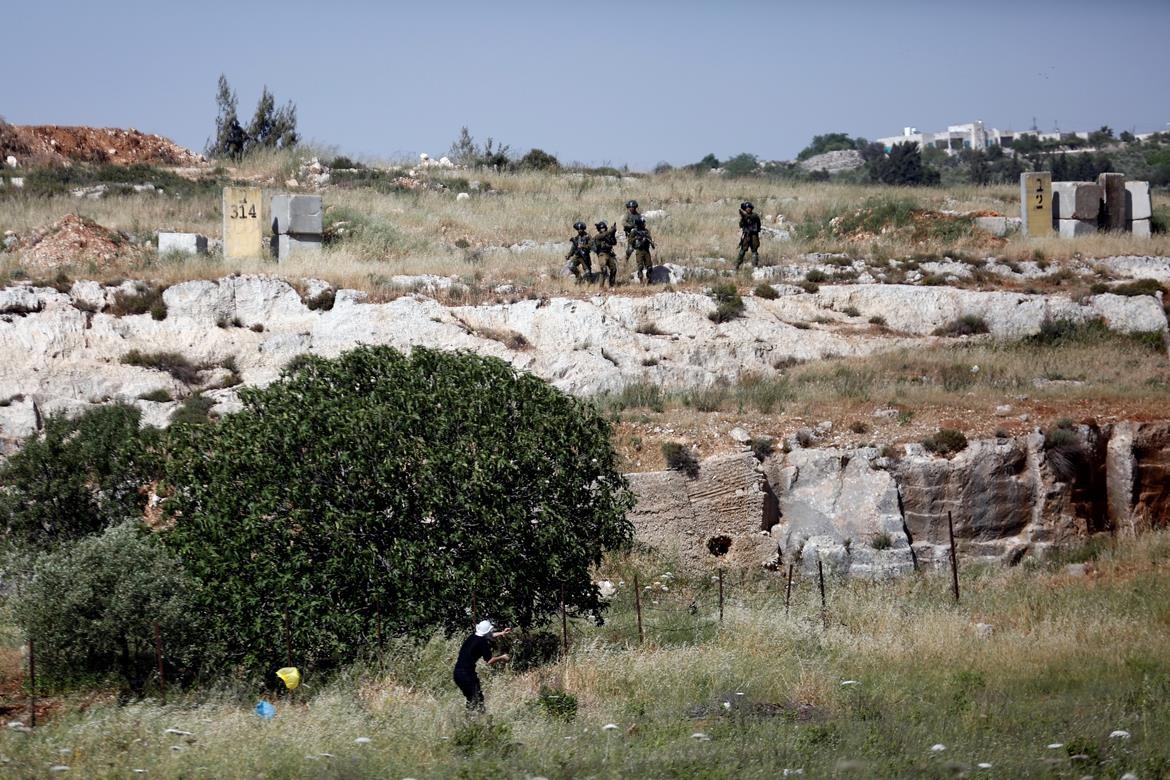 مواجهات بين الشبان وجيش الاحتلال على المدخل الشمالي لمدينة البيرة