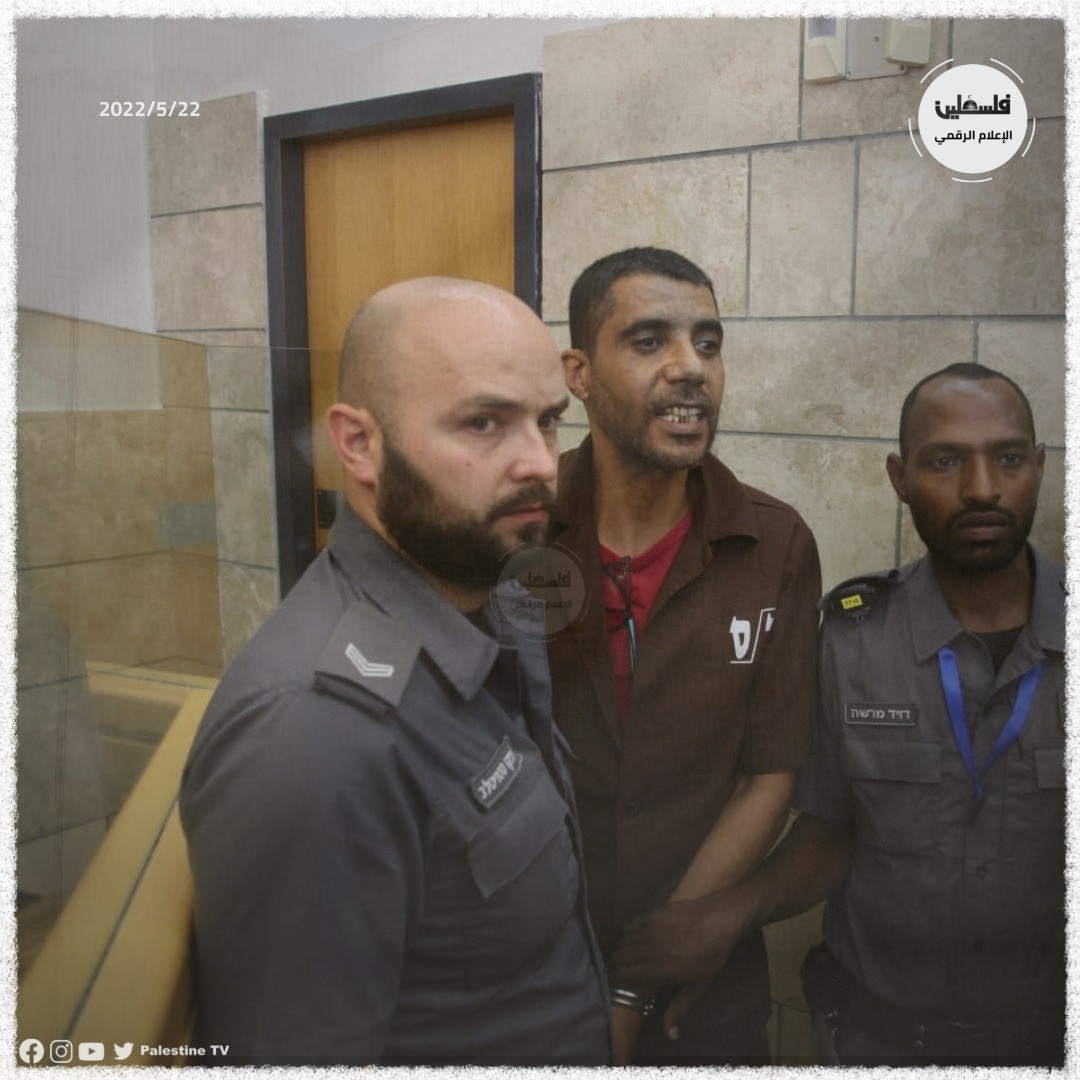الأسير زكريا زبيدي أحد أبطال نفق الحرية من داخل محكمة الاحتلال.jpg