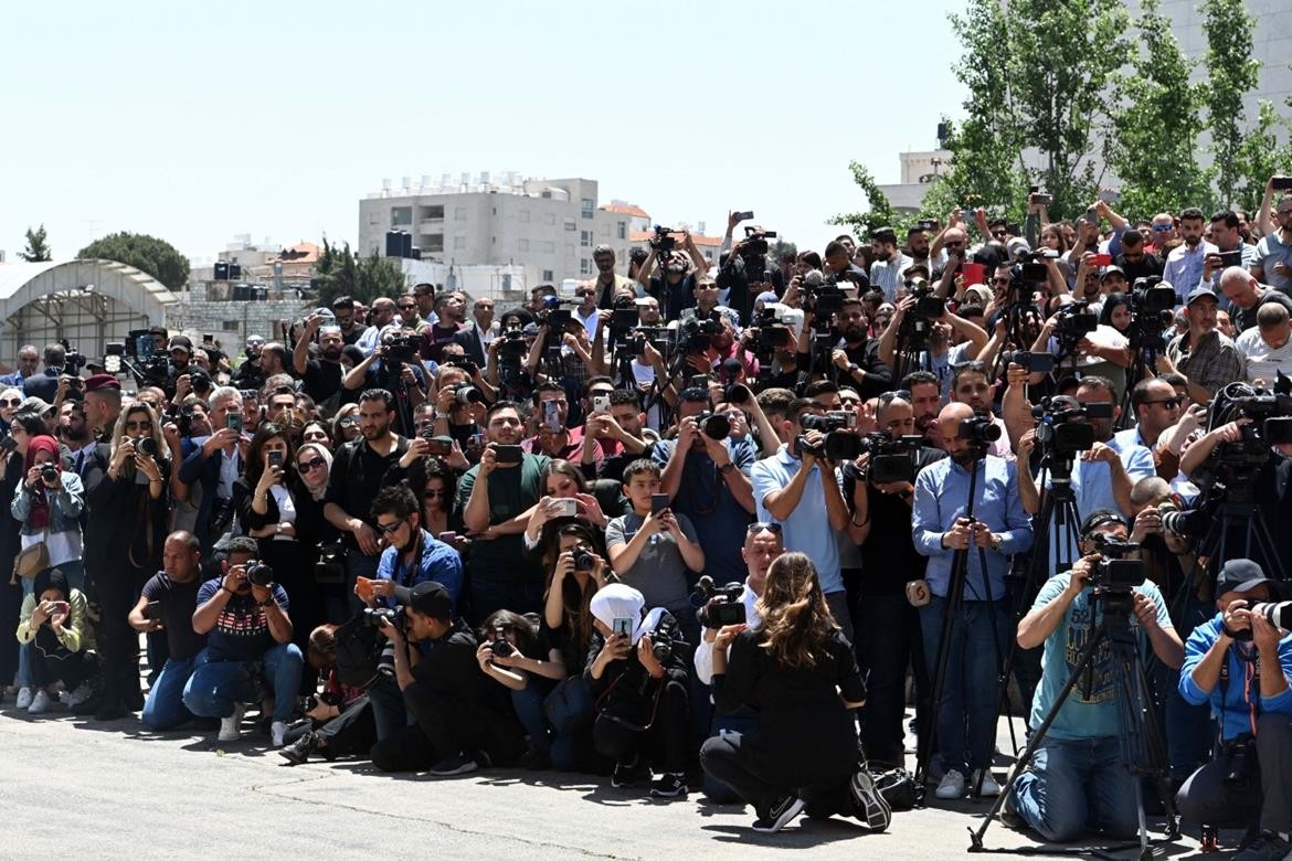 الرئيس محمود عباس، اثناء وداع جثمان الزميلة الشهيدة شيرين ابو عاقلة في مقر الرئاسة