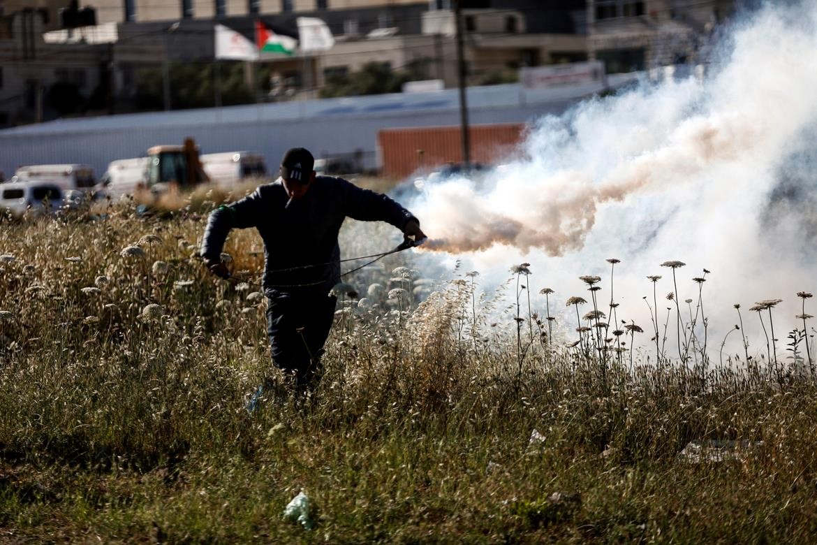 مواجهات بين الشبان وجيش الاحتلال على المدخل الشمالي لمدينة البيرة