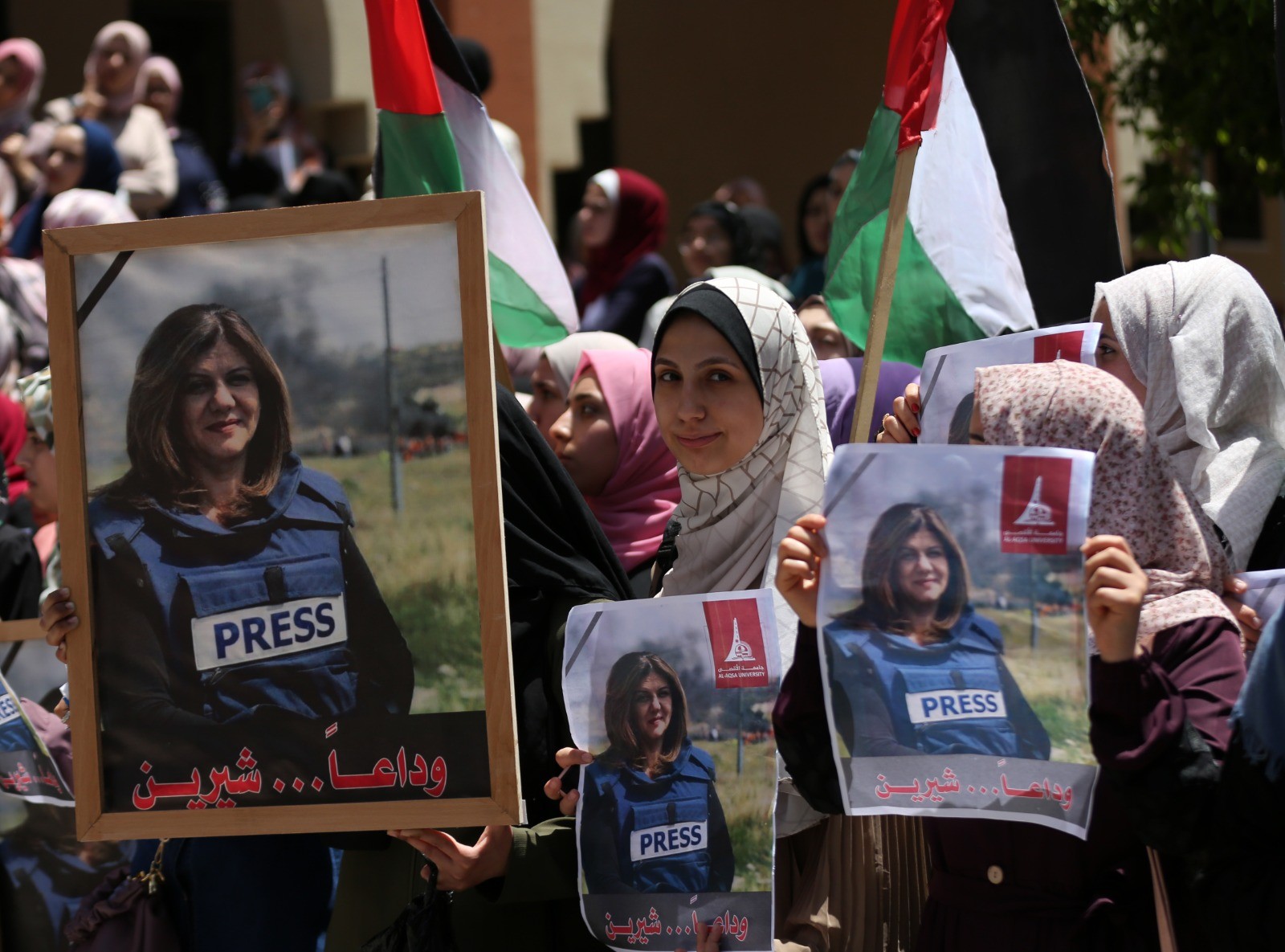جامعة الأقصى تنظم وقفة تضامن واحتجاج على اغتيال الاعلامية شيرين أبو عاقلة