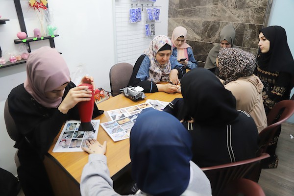 نساء فلسطينيات ينقشن الحنة استعدادا لعيد الفطر في مدينة غزة