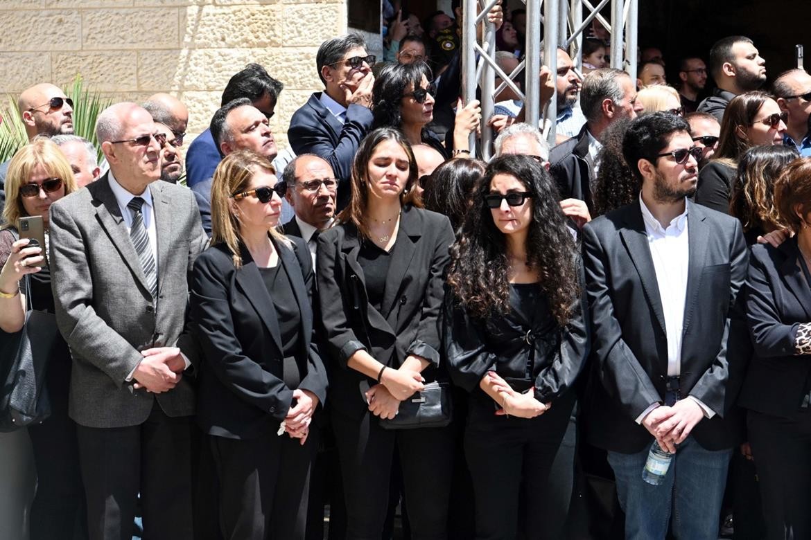 الرئيس محمود عباس، اثناء وداع جثمان الزميلة الشهيدة شيرين ابو عاقلة في مقر الرئاسة