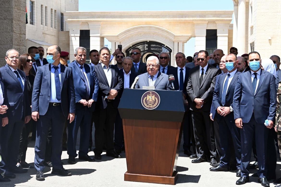 الرئيس محمود عباس، اثناء وداع جثمان الزميلة الشهيدة شيرين ابو عاقلة في مقر الرئاسة