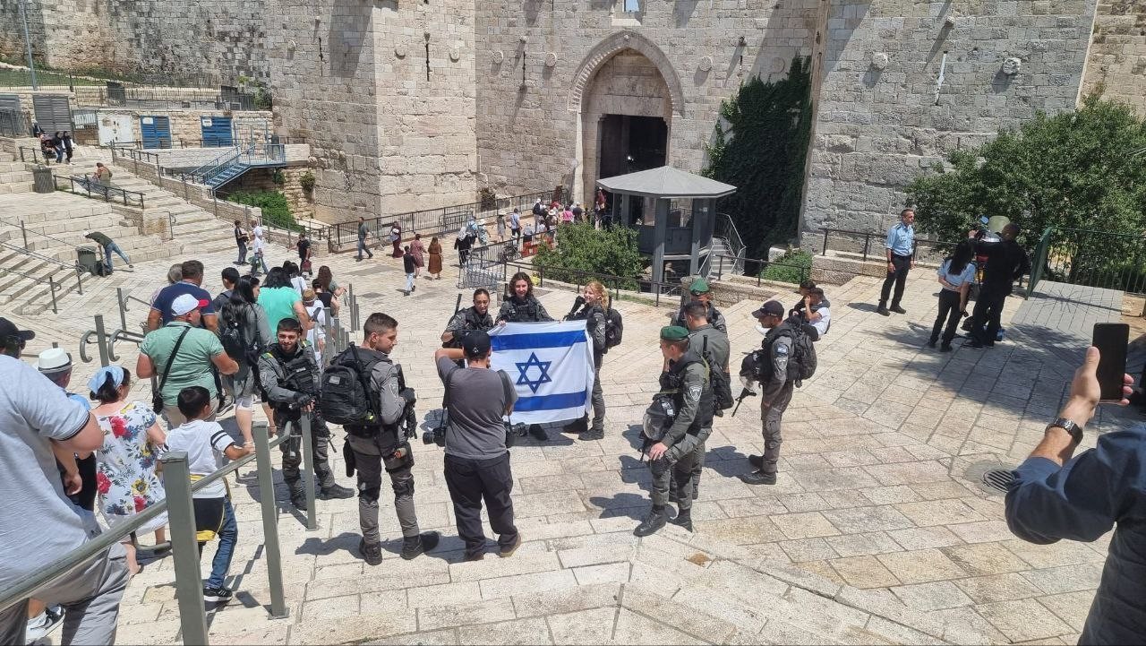 قوات الاحتلال الإسرائيلي ترفع العلم على مدرجات باب العامود في القدس 5.jpg