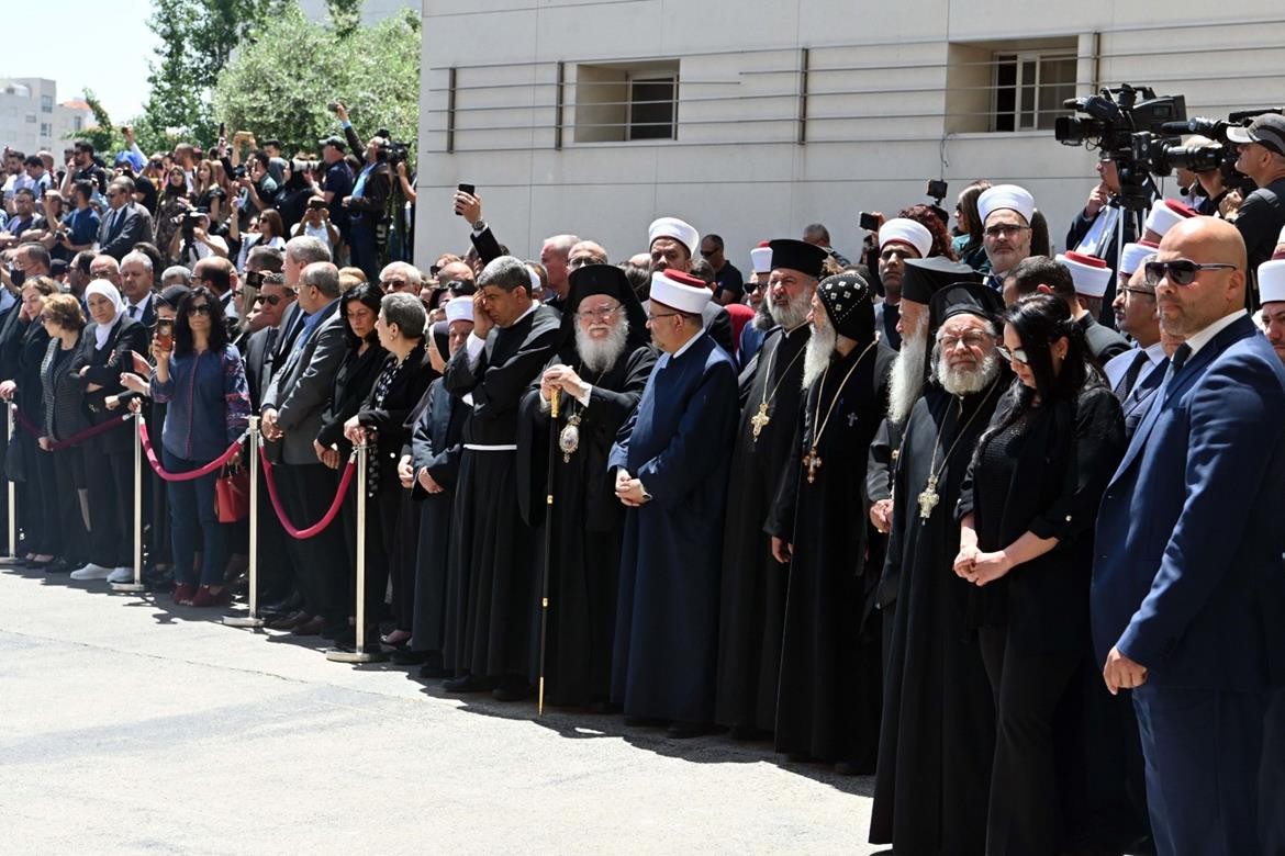 الرئيس محمود عباس، اثناء وداع جثمان الزميلة الشهيدة شيرين ابو عاقلة في مقر الرئاسة