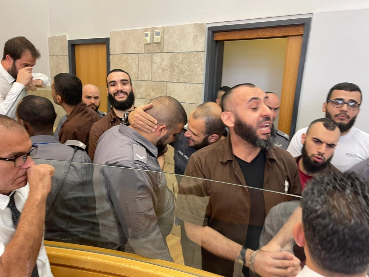 أسرى نفق الحرية من داخل قاعة المحكمة في الناصرة 1.jpg