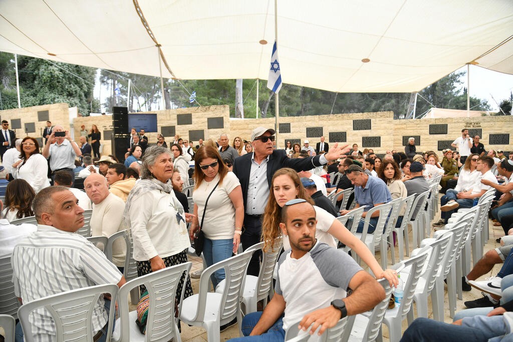 عائلات القتلى الإسرائيليين يصرخون على بينيت.jpg