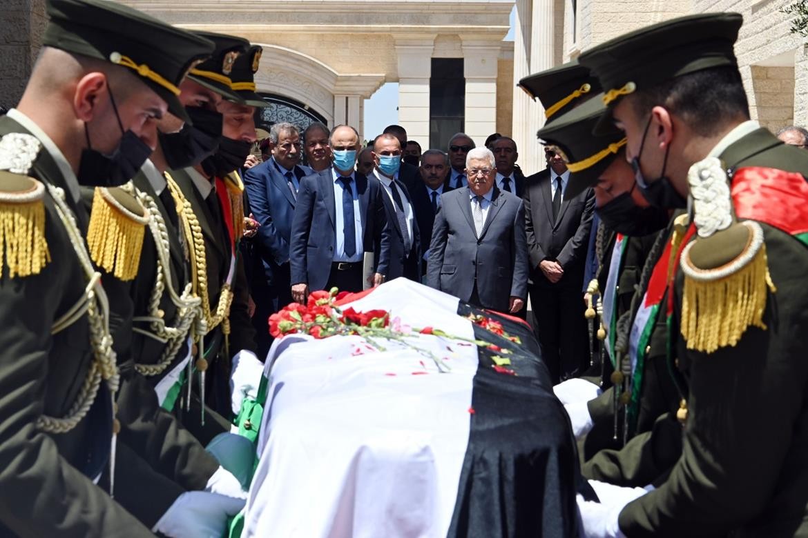 الرئيس محمود عباس، اثناء وداع جثمان الزميلة الشهيدة شيرين ابو عاقلة في مقر الرئاسة