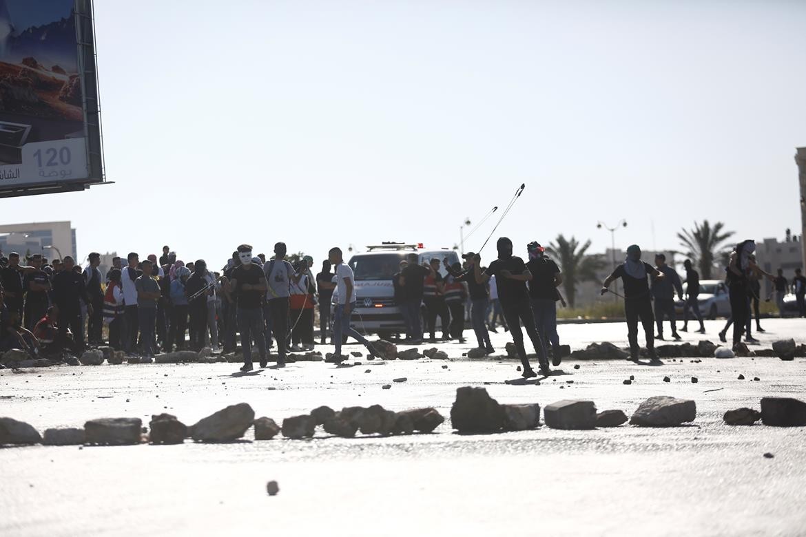 مواجهات بين الشبان وجيش الاحتلال على المدخل الشمالي لمدينة البيرة