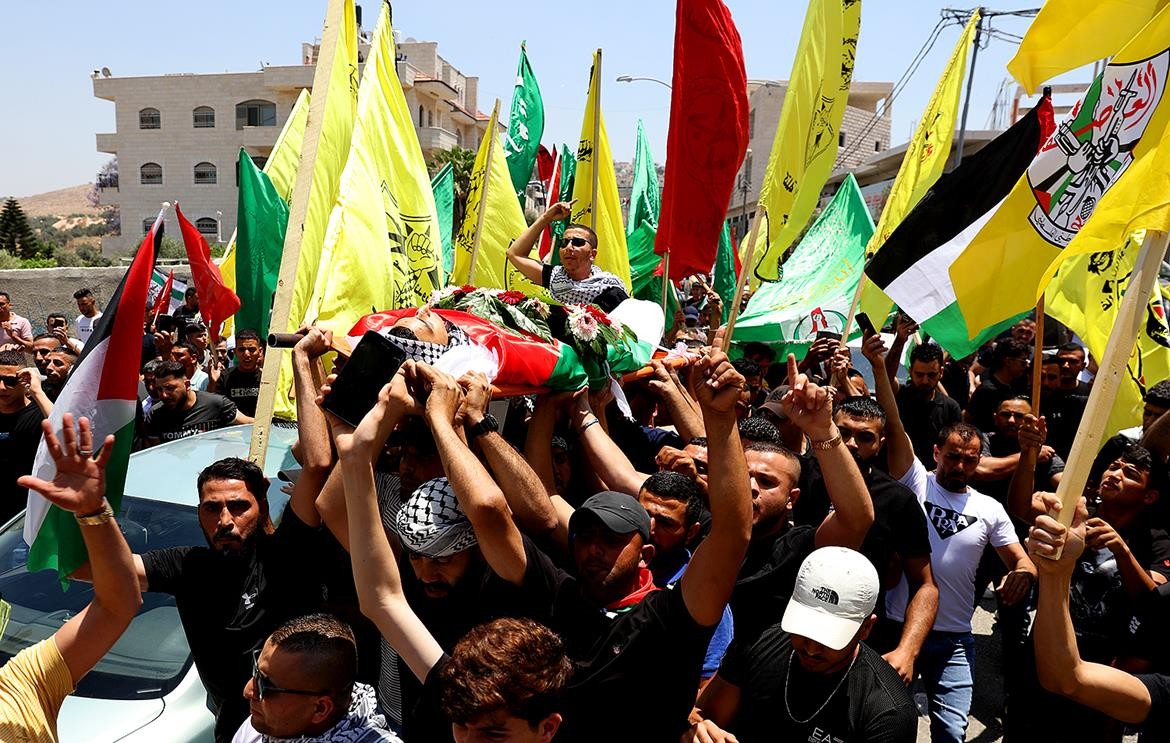 تشييع جثمان الشهيد عودة صدقة (17 عاما) في بلدة نعلين قبيل نقله لمسقط رأسه في قرية المدية 3.jpg