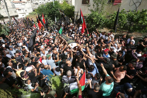 فلسطينيون يشيعون جثمان الشهيد سميح عمارنة، متأثرا بجراحه التي أصيب بها قبل أيام في بلدة يعبد جنوب غرب جنين 1.jpg