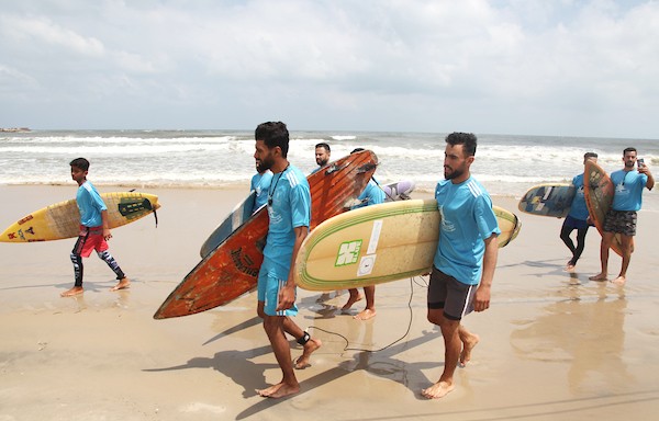 راكبو الأمواج يشاركون في نشاط ركوب الأمواج على شاطئ البحر الأبيض المتوسط ، في مدينة غزة 8.jpg