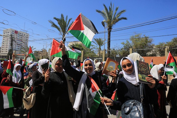 فلسطينيات يشاركن في مسير الأعلام الفلسطينية خلال انطلاق مخيمات مواكب سيف القدس القرآنية في مدينة غزة 11.jpg