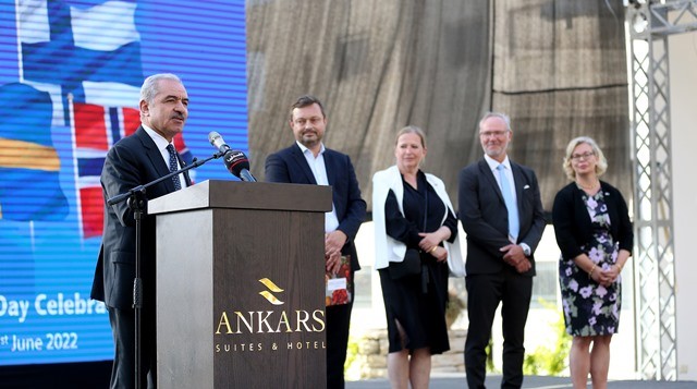 اشتية  خلال كلمته في الاحتفال بيوم دول شمال أوروبا .. تصوير.. احمد العطاري 1.jpg