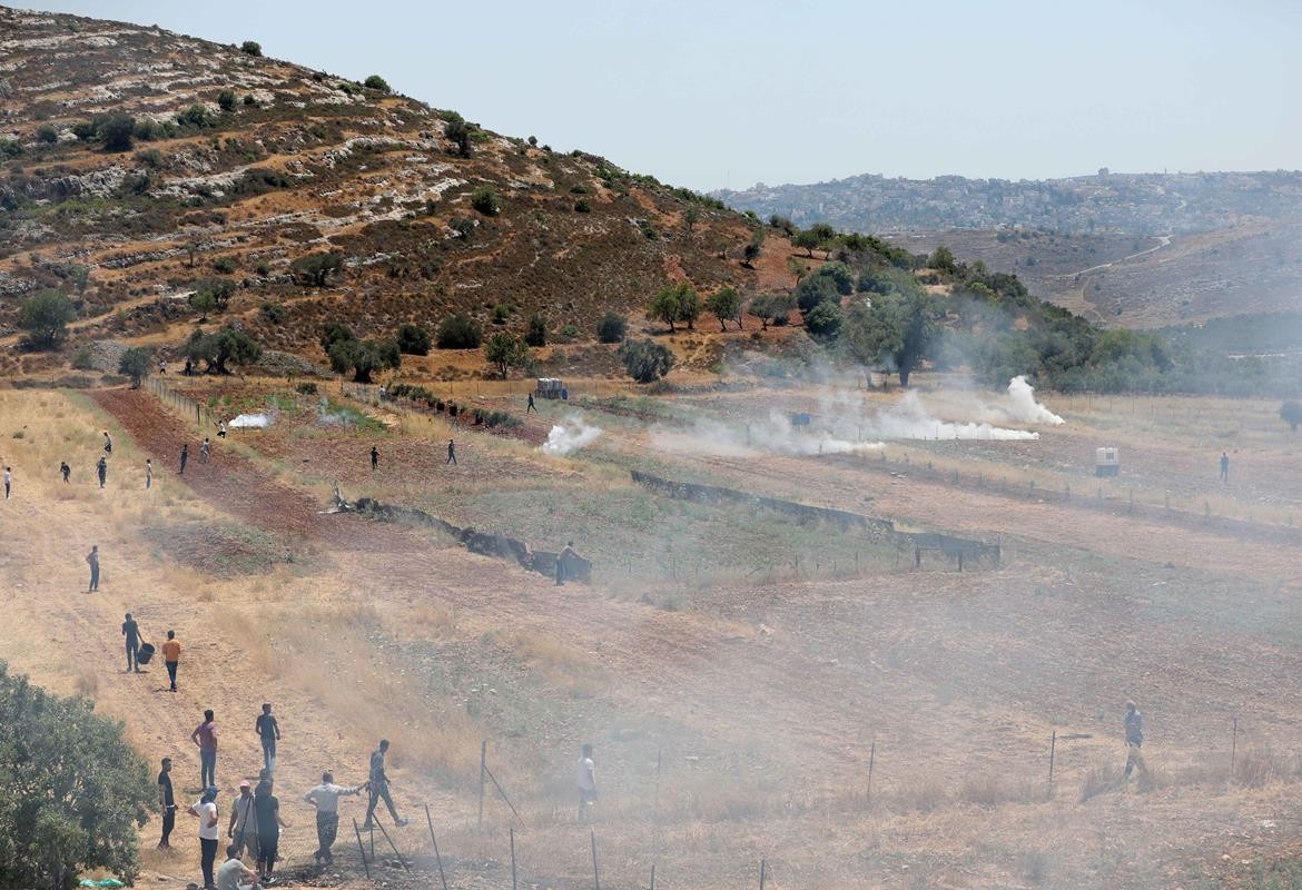 مواجهات بين الشبان وجنود الاحتلال خلال مسيرة ضد التوسع الاستيطاني في قرية قريوت 6.jpg