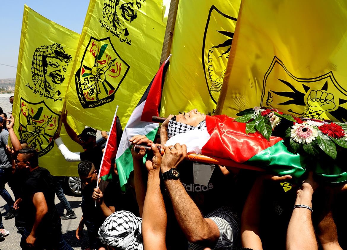 تشييع جثمان الشهيد عودة صدقة (17 عاما) في بلدة نعلين قبيل نقله لمسقط رأسه في قرية المدية 5.jpg